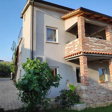 Apartmani Memic 100M Od Mora Porec Exterior photo