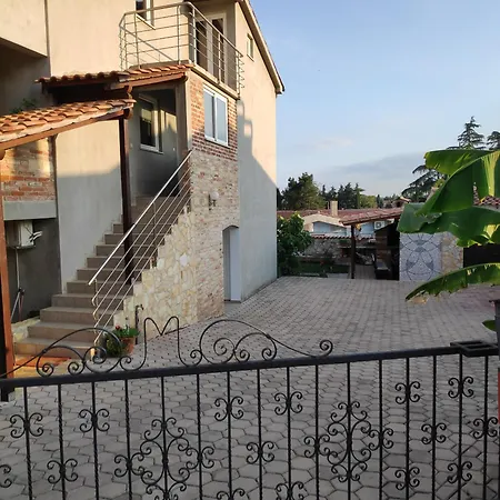 Apartmani Memic 100M Od Mora Porec Exterior photo