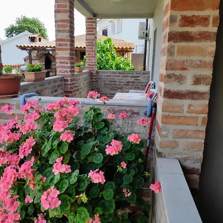 Apartmani Memic 100M Od Mora Porec Exterior photo