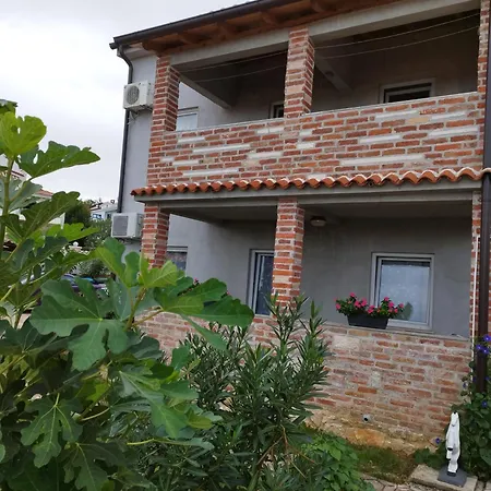 Apartmani Memic 100M Od Mora Porec Exterior photo
