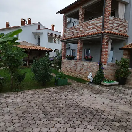 Apartmani Memic 100M Od Mora Porec Exterior photo