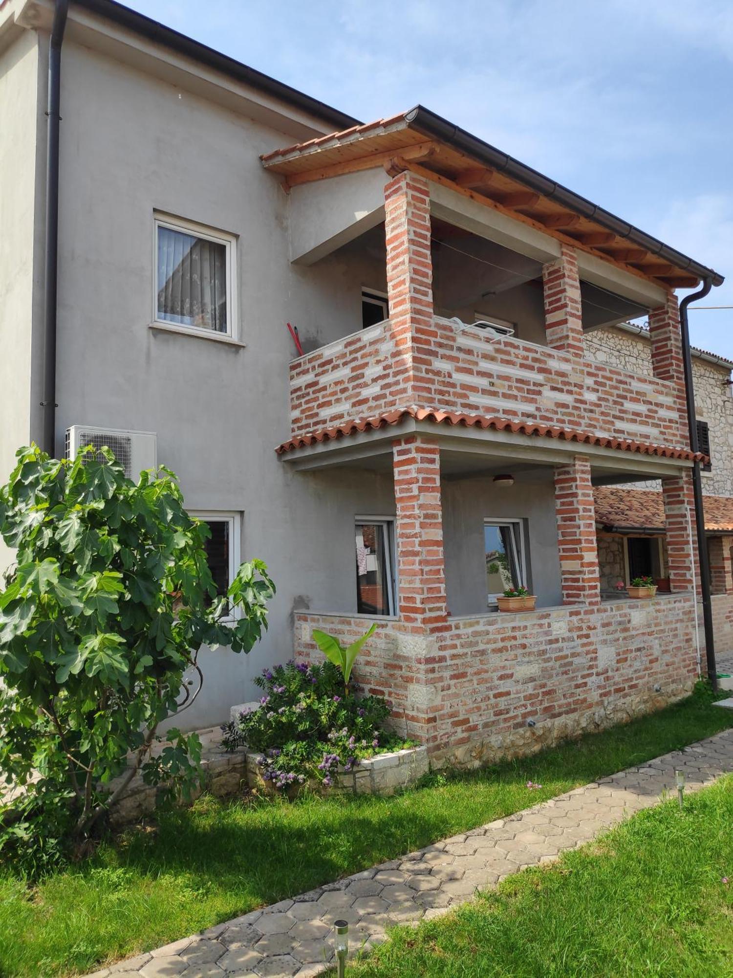 Memic 100m Od Mora * Porec
