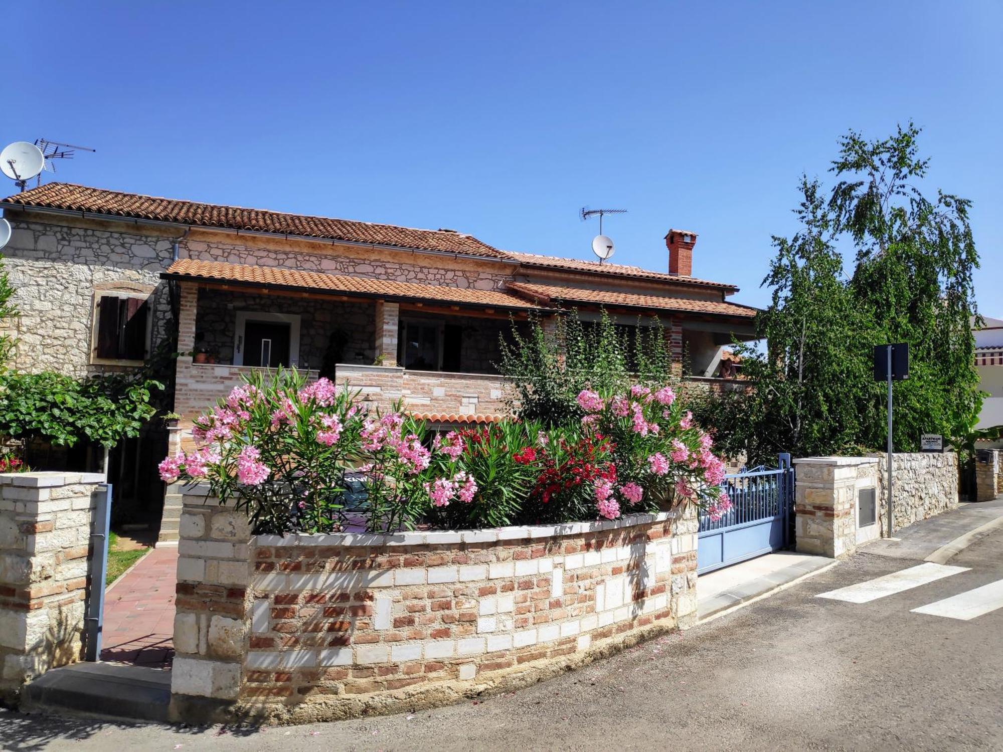 Memic 100m Od Mora * Porec