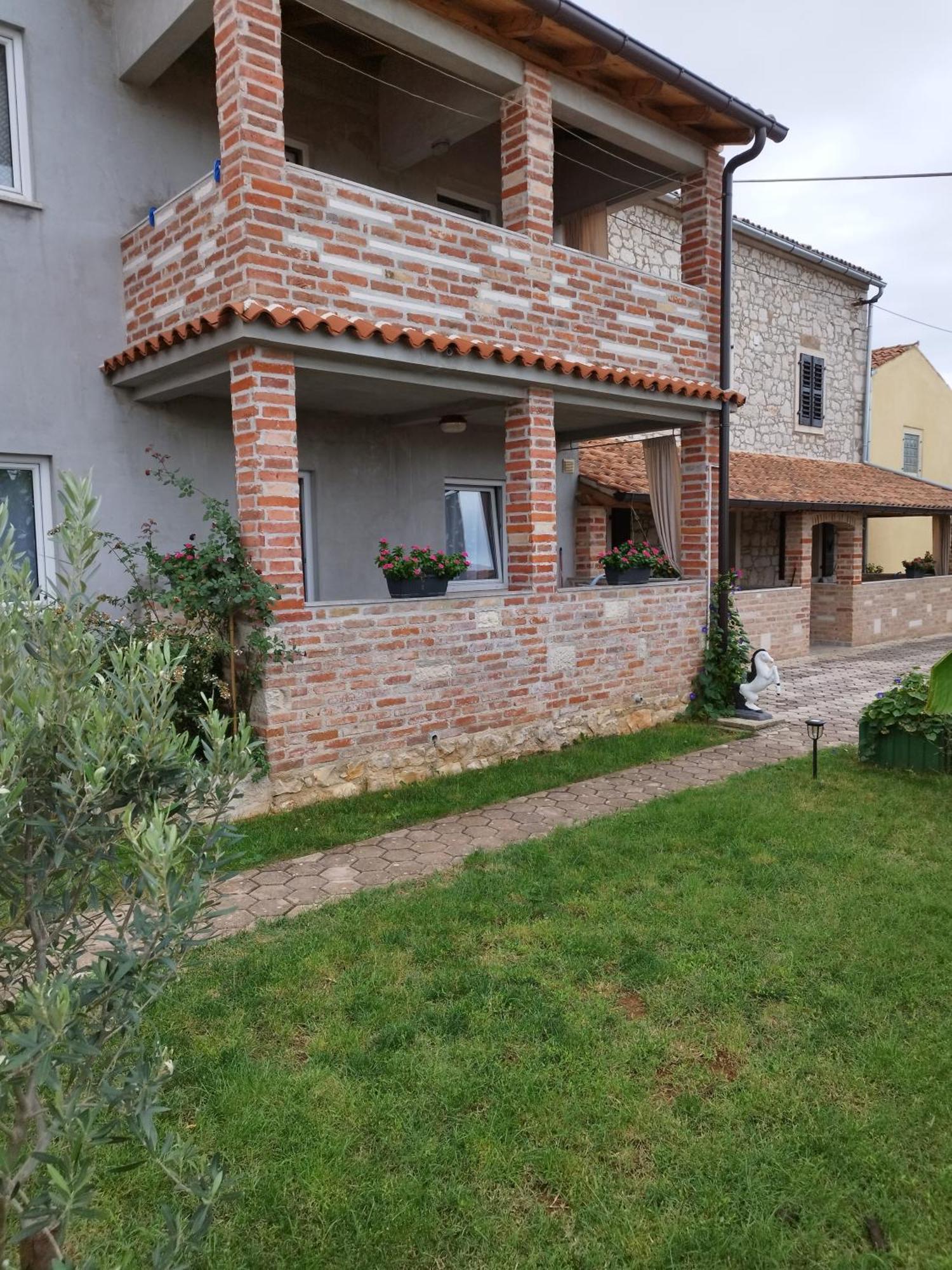 Memic 100m Od Mora * Porec